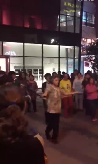 王阿姨又来了！这次转型成唱跳歌手