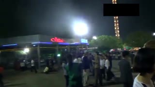 美国游客偷拍朝鲜女生夜游游乐园 景象欢闹