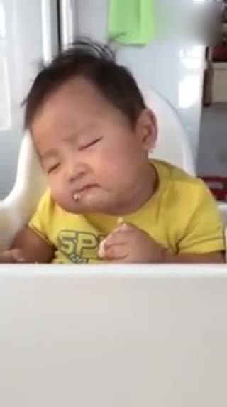 吃货的最高境界：边吃边睡！
