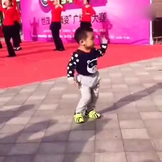 又一个奶奶带大的孩子，这天赋，广场大妈都输给你了！