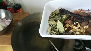 酸辣粉高汤配方怎么熬，酸辣粉秘方