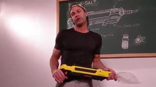 技术宅发明超强盐射枪，秒杀一切害虫