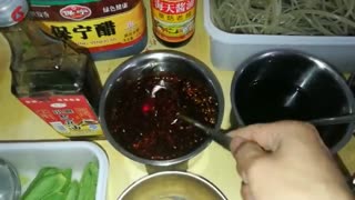 酸辣粉碗，酸辣粉的汤的配料