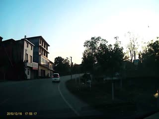 大岭摩托车横穿马路