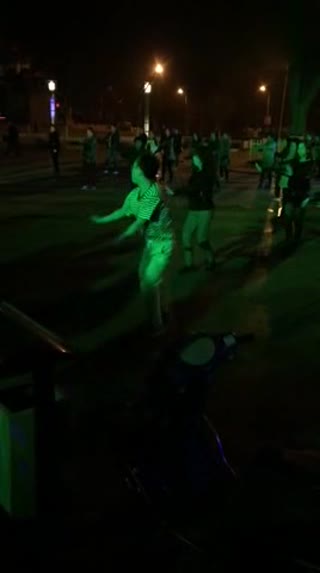 夜幕下的灵魂舞者 点亮了广场