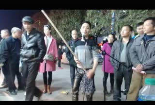 用拖把当吉他演唱摇滚歌曲，震惊全场~