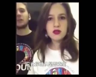 爆笑外国美女用ATM取钱