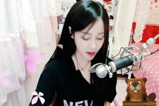 挥起手打翻《孟婆的碗》~落在地碎成两半~