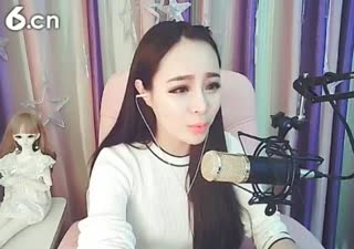 有花儿伴着蝴蝶~孤燕可以双飞~夜深人静独徘徊