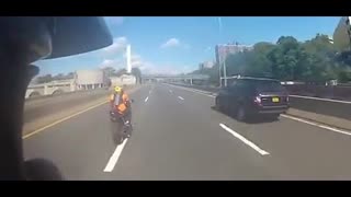 实拍美帝几十辆摩托车公路上围堵路虎SUV！