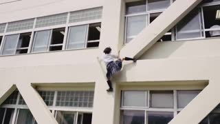 太彪悍了！日本女生迟到居然这样进教室