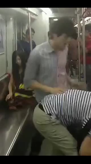 实拍男子地铁内拳殴邻座遭组合拳还击