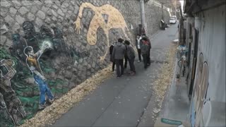 正妹大街遇騷擾，竟然一打六