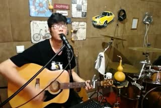 涛哥吉他弹唱歌曲《老男孩》~