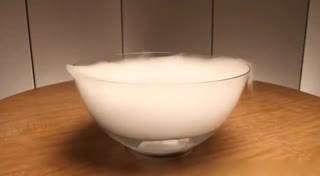 土豪技术宅用干冰玩肥皂泡