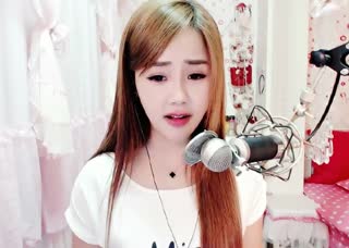 人美歌甜~妹子翻唱《我的唇吻不到我爱的人》