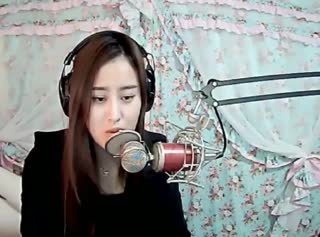 我的下巴微微仰起，不让泪滴主演我的微电影~