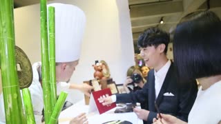 尚雯婕也抵抗不了这些面包的诱惑呀，吃货的世界你真心不懂