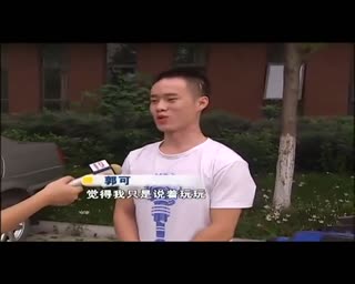 大三男生自造敞篷跑车去上课