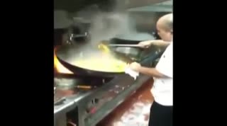 实拍食堂师傅炒菜疑似跳骑马舞！
