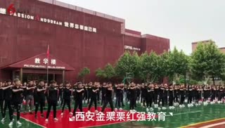 西安最好的美发学校西安金栗栗红强学校美发学生剪刀操练习中