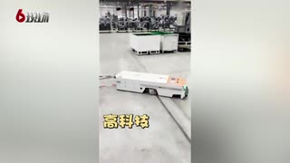 性感美女车顶跳舞 惊呆车间工人 16.09.28