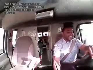 实拍急救司机大叔边开车边跳起性感热舞