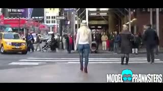  美国女模身上彩绘牛仔裤 半裸逛街没人发现 