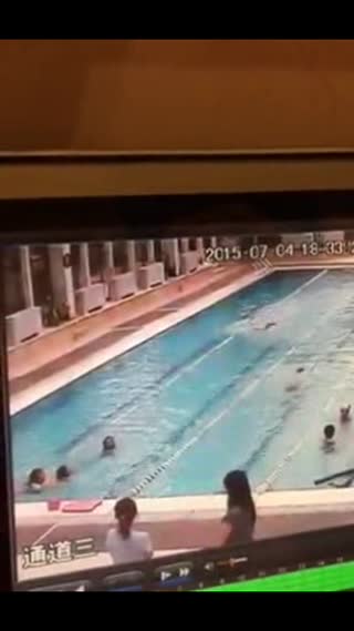 监控实拍：4岁女童横穿泳道 被老外举起扔到水中