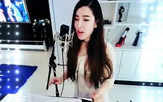 妹子高音翻唱《雨花石》~超动听~