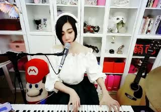 妹子钢琴弹唱《气球》~声音太有磁性了~