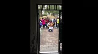 实拍男子未上交工资被老婆罚赤膊跪键盘