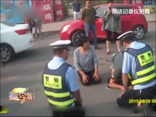 你跪我也跪：邯郸交警跪地向求情家属解释酒驾危害