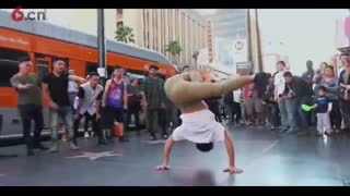小伙PK花甲老人街头斗舞