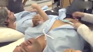男人体验生小孩有多痛 老婆在一旁笑翻了！