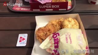 韩国午饭-我在韩国的职场生活。韩国美食-第一次去韩国的KFC去，看看跟中国有什么不同。