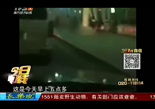 实拍广州一女子机场裸奔 边跳边骂遭围观