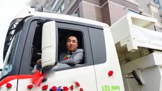 哈尔滨男子组36辆渣土车接亲 场面不输豪车