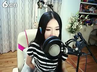 六间房美女主播柯艾秀唱直播