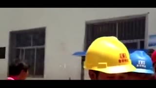 云南重灾区物资缺乏 救援人员用浑水煮面