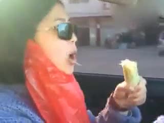 美女这样吃甘蔗 你见过吗