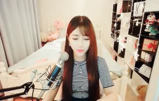 长发MM甜蜜演唱《依然爱你》 好听到可以单曲循环一整天