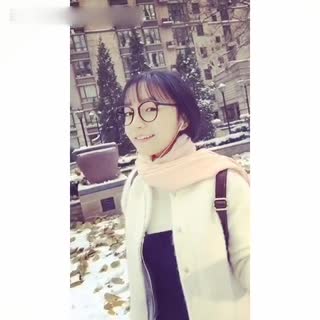 下雪了 妹子也疯了
