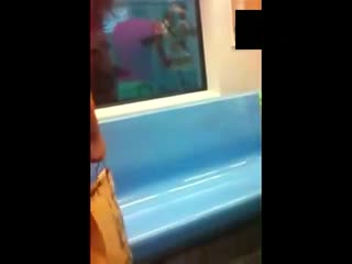上海地铁惊现两少妇互殴撕扯爆粗口