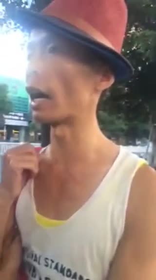 无知“少女”惨遭网友欺骗弃路边