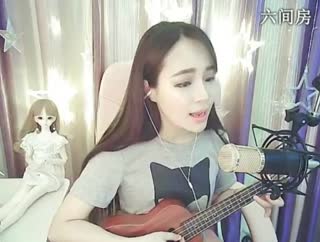 温柔妹纸弹奏尤克里里演唱《爱情》，好听！