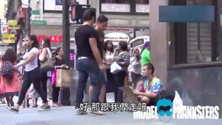 现金邀请流浪汉掰手腕 结局令人震撼
