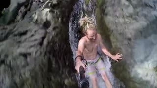 老外会玩！原生态的滑水道屁股不磨吗？