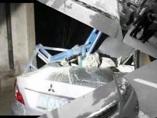 轿车被米砸穿 土豪轿车被大米砸惊呆