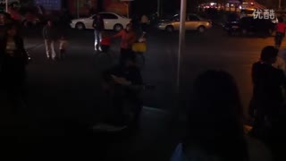 北京中关村忧郁男街头献唱郑智化《生日快乐》_标清
